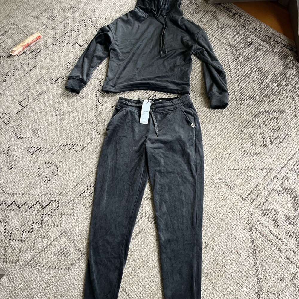 Ugg Dark Grey Velour sweatsuit. New with tags -xs